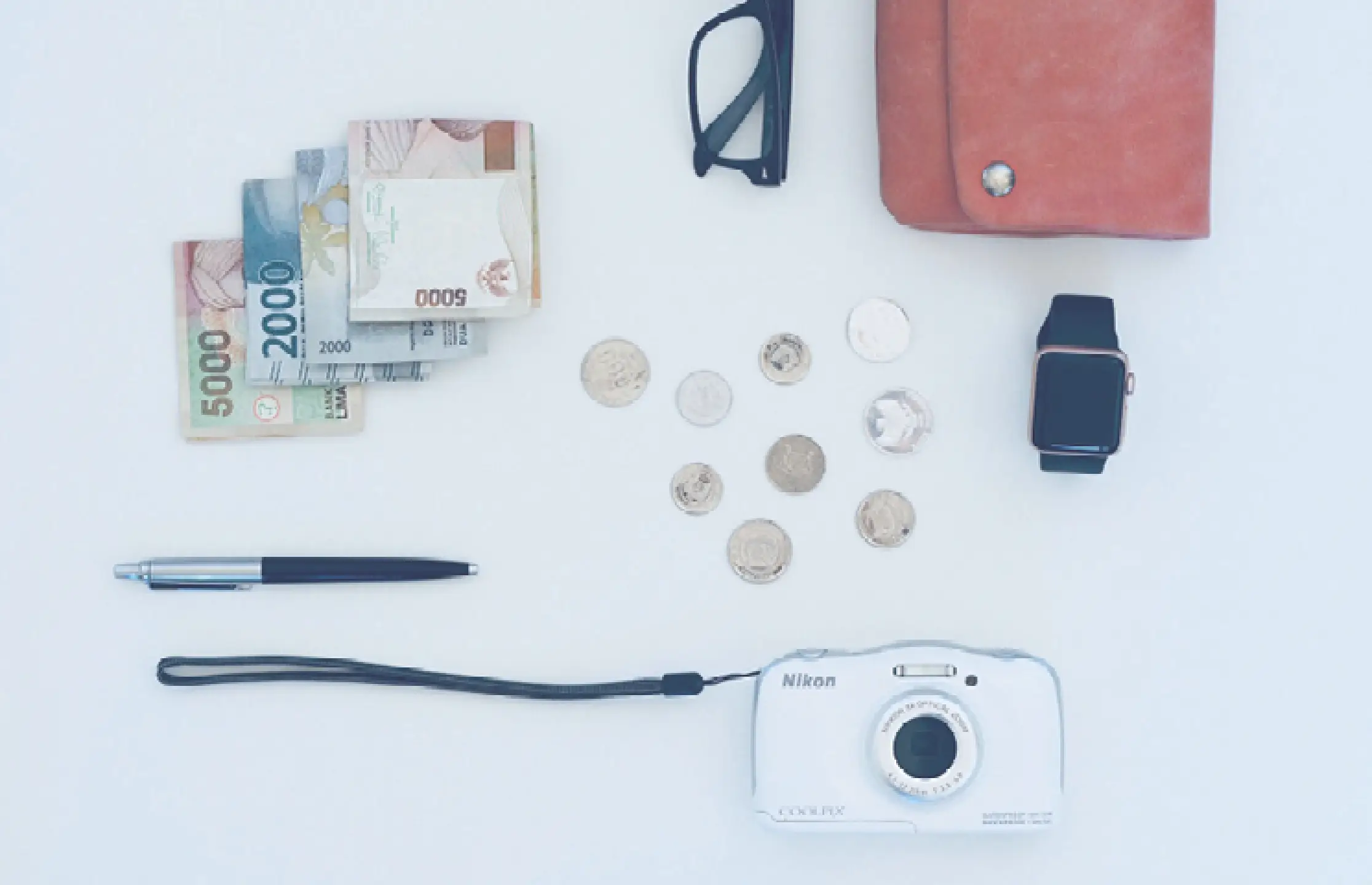 Items om mee te nemen op vakantie zoals een camera, bril en geld