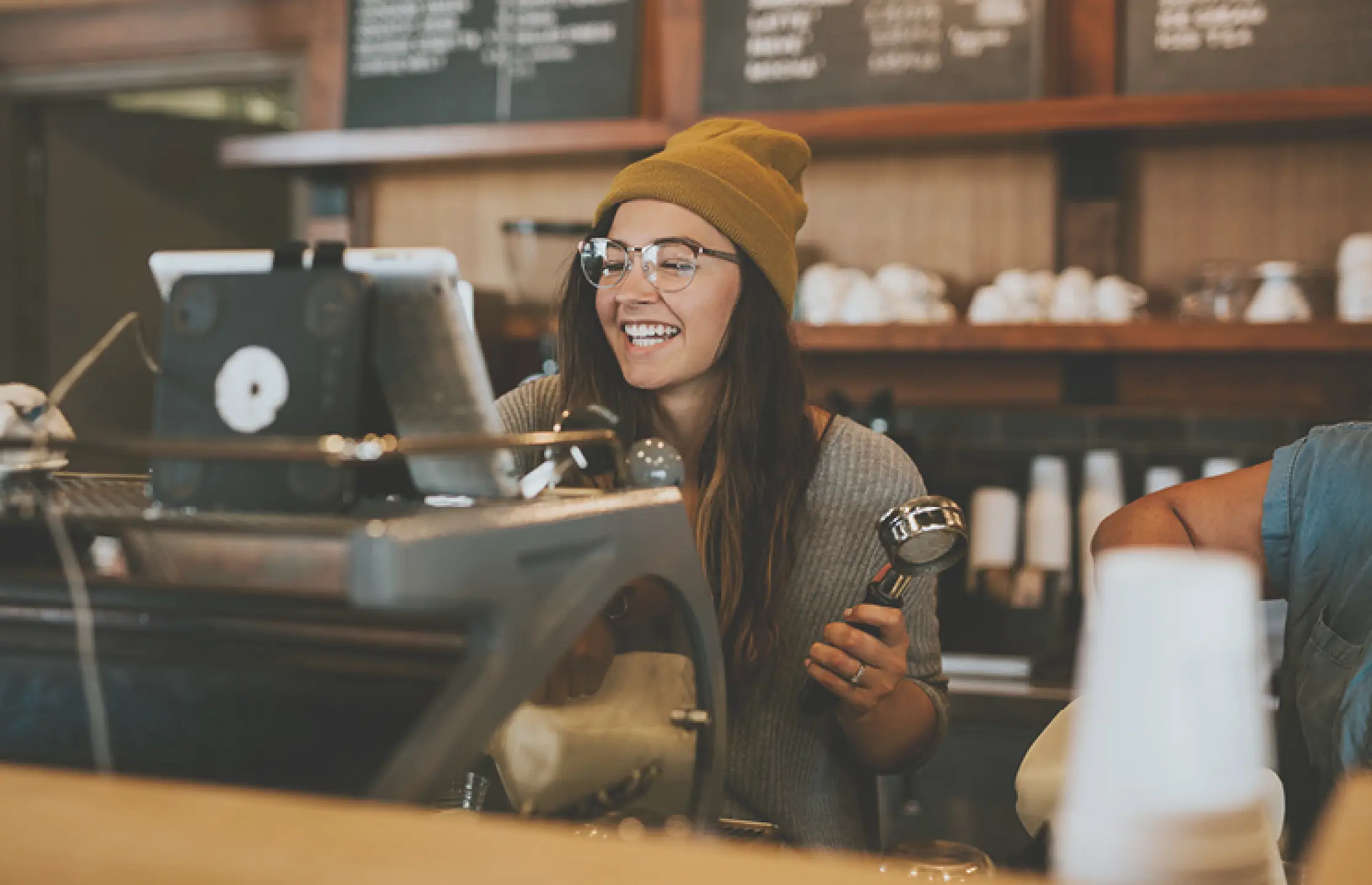 Barmedewerker maakt koffiezetapparaat klaar voor gebruik