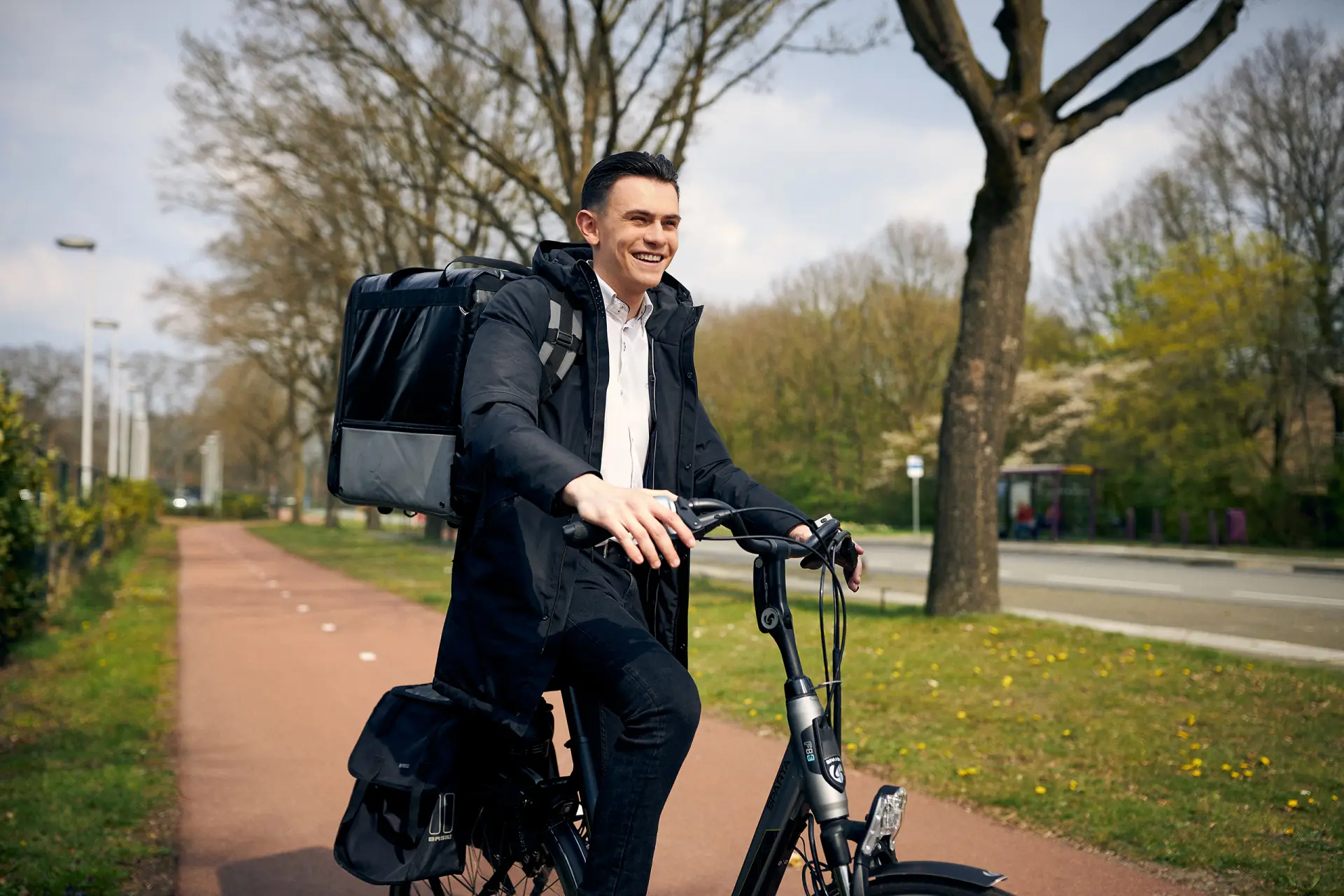 Bezorgingsmedewerker op een fiets met een grote rugzak