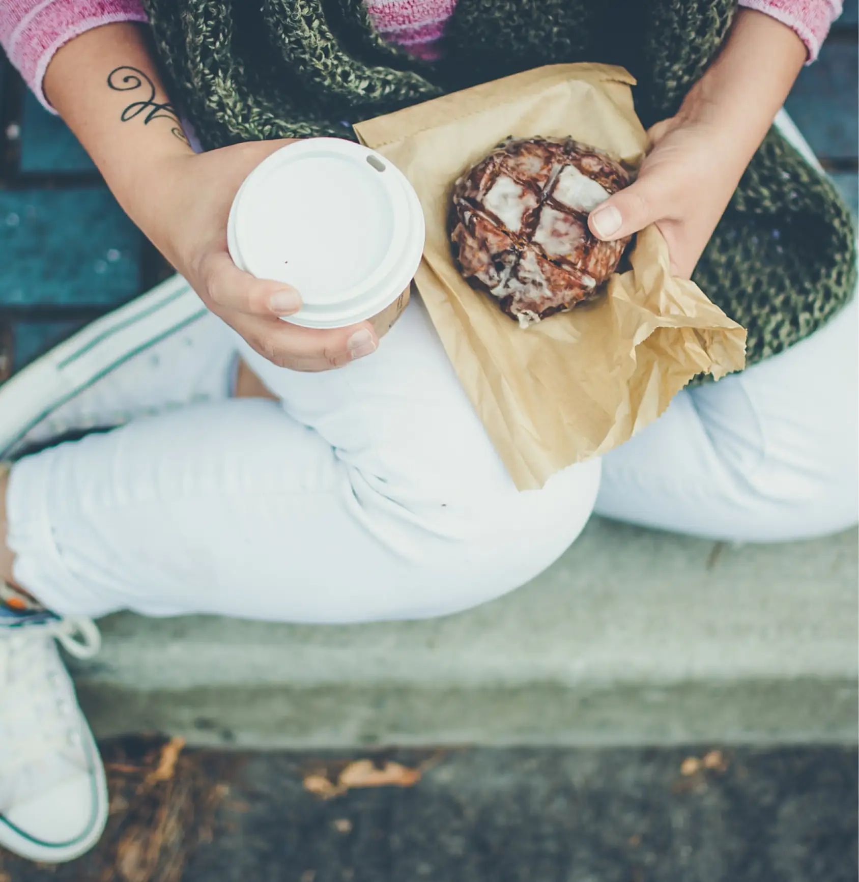 Gast heeft coffee to go en hapje afgehaald bij horecazaak