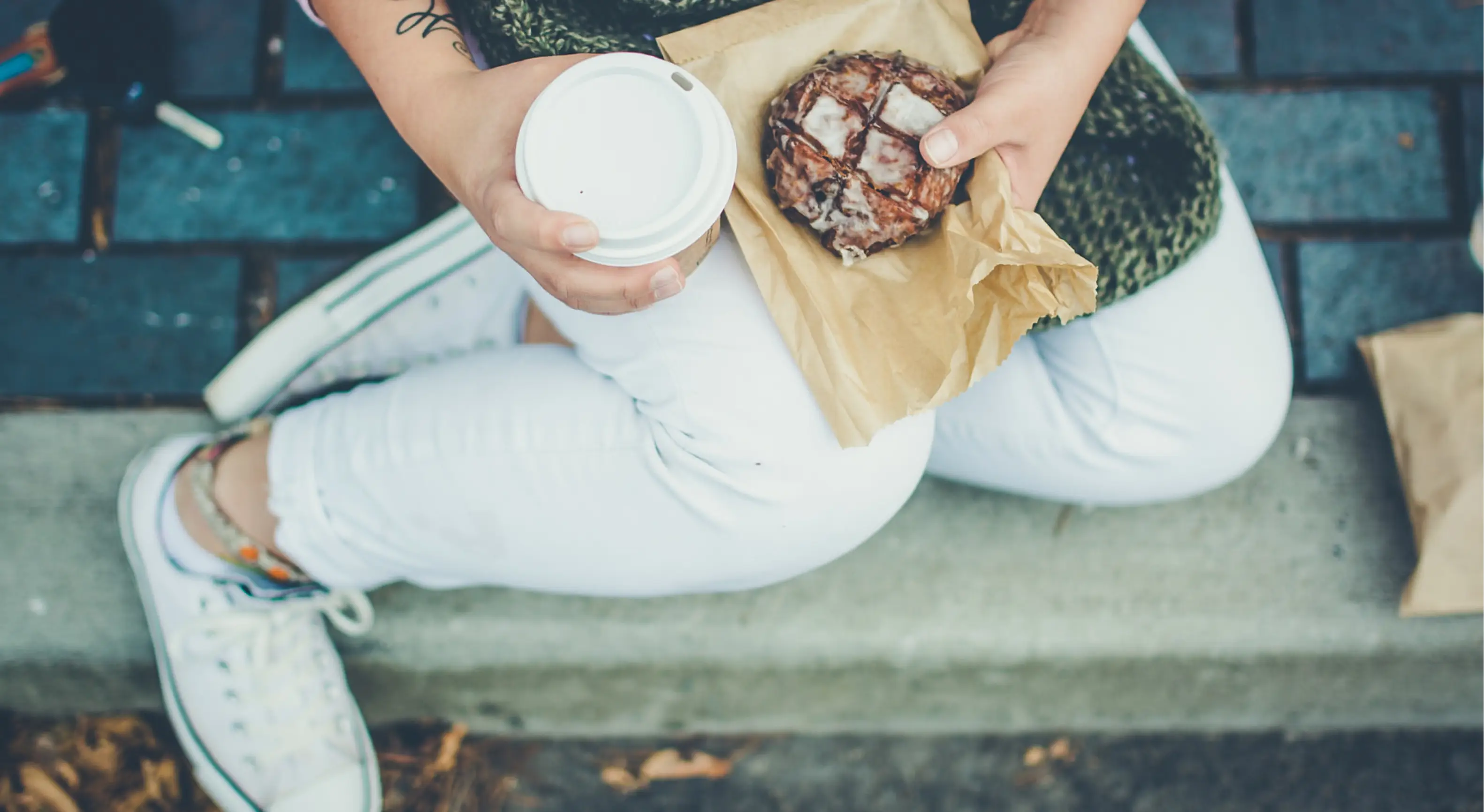 Gast heeft coffee to go en hapje afgehaald bij horecazaak