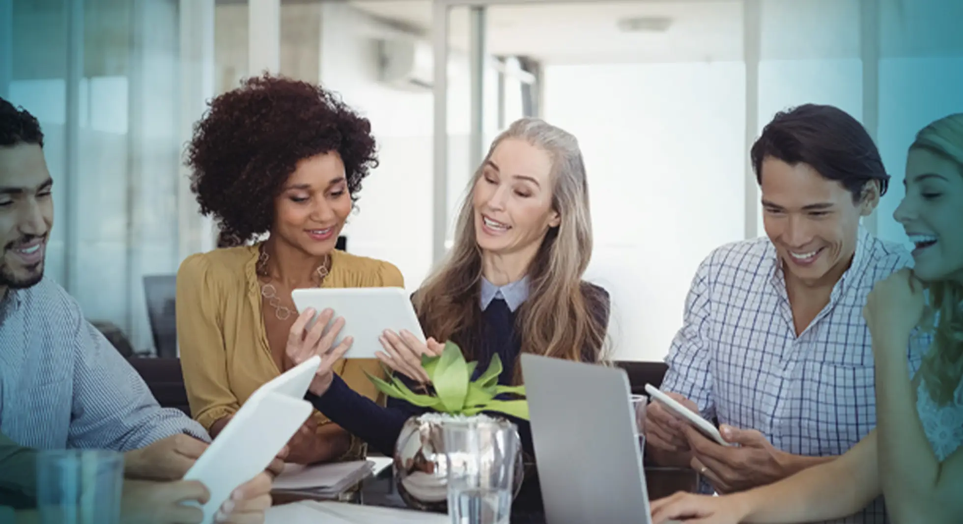 Groep collega's met plezier aan het werk
