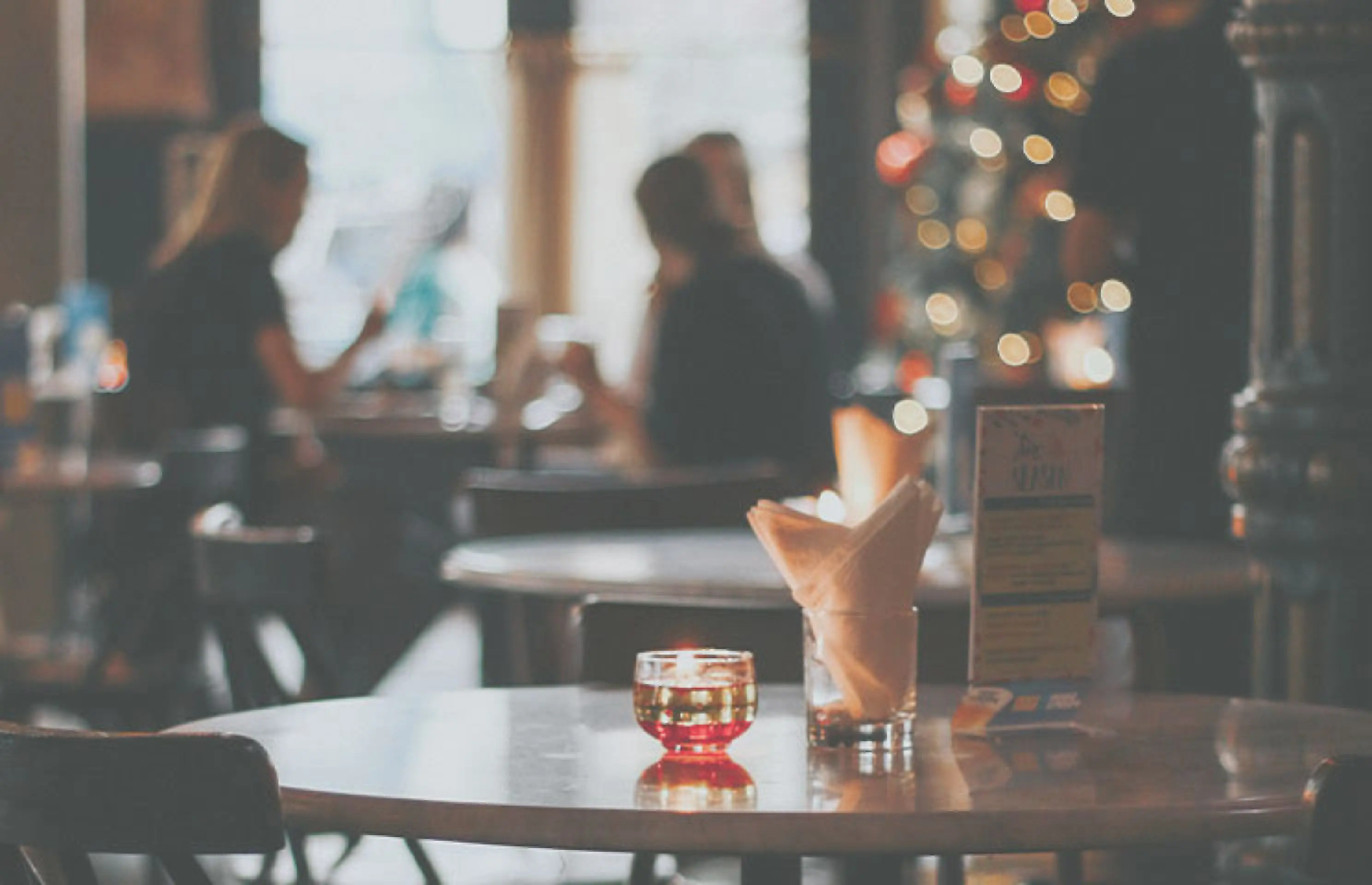 Kerstversiering in eetcafé