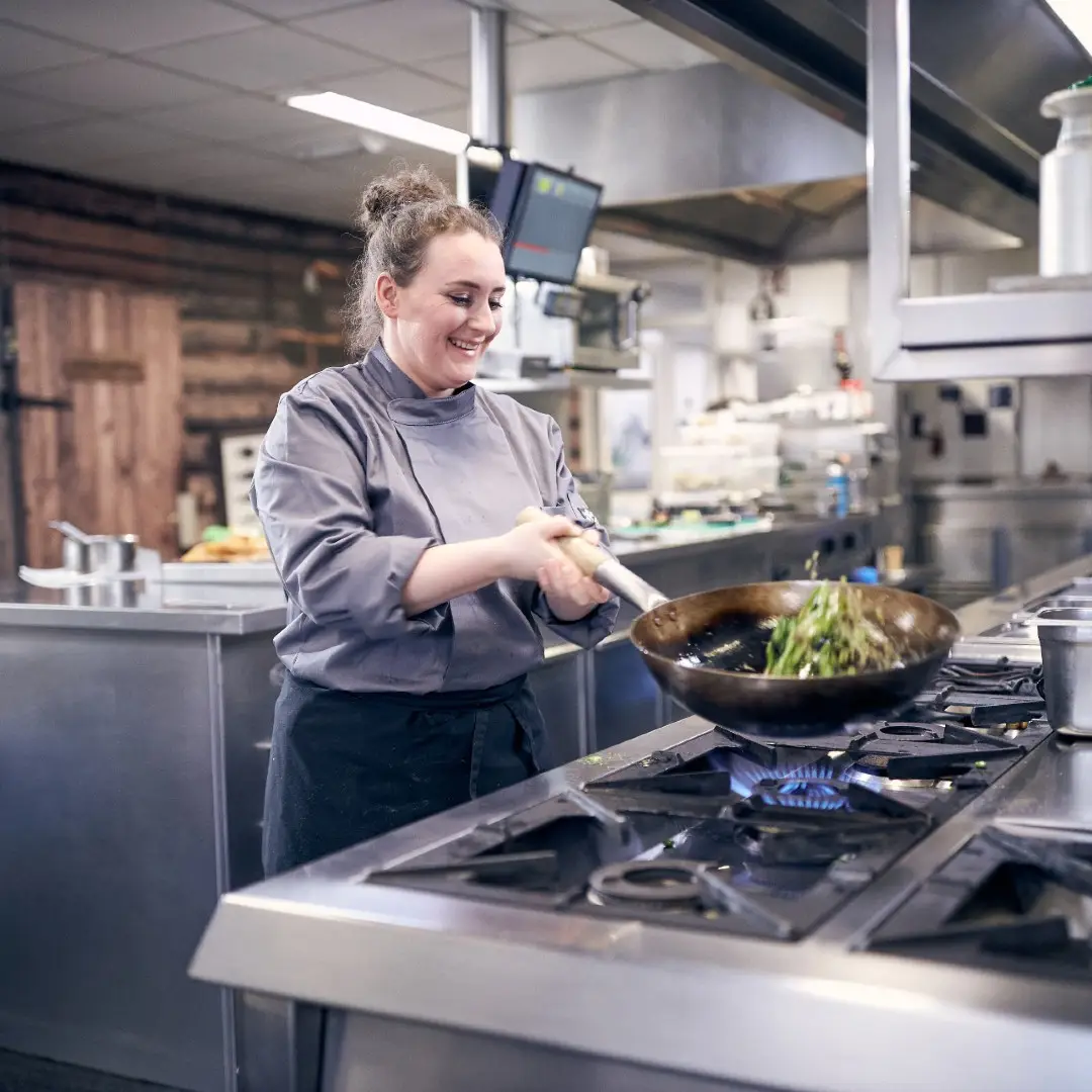 Kok bereidt wokgerecht in keuken