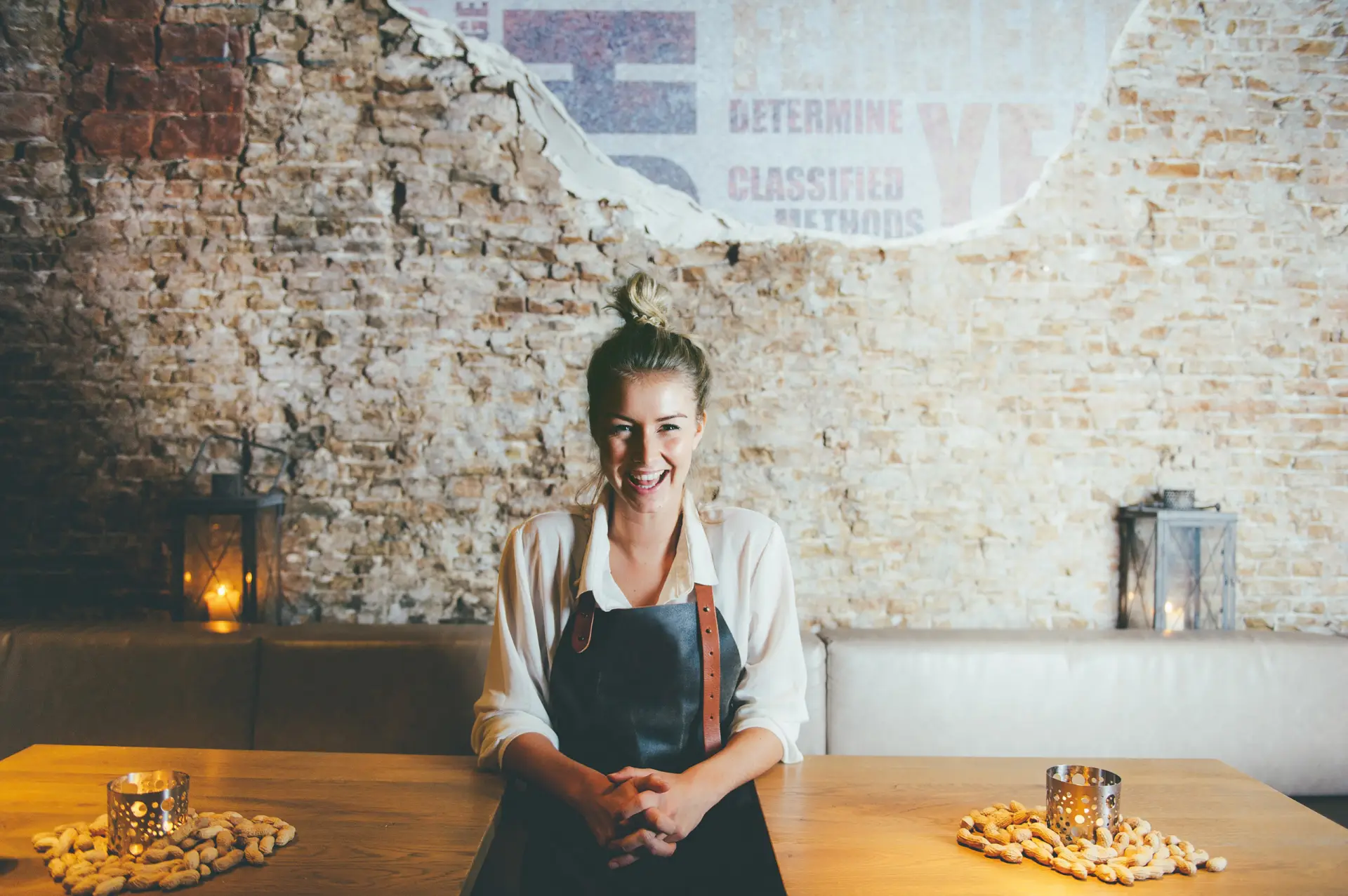 Lachende vrouw met een vuurwerk sterretje in een restaurant