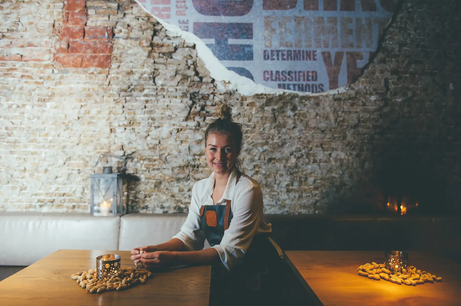 Lachende vrouwelijke ober aan tafel in een restaurant