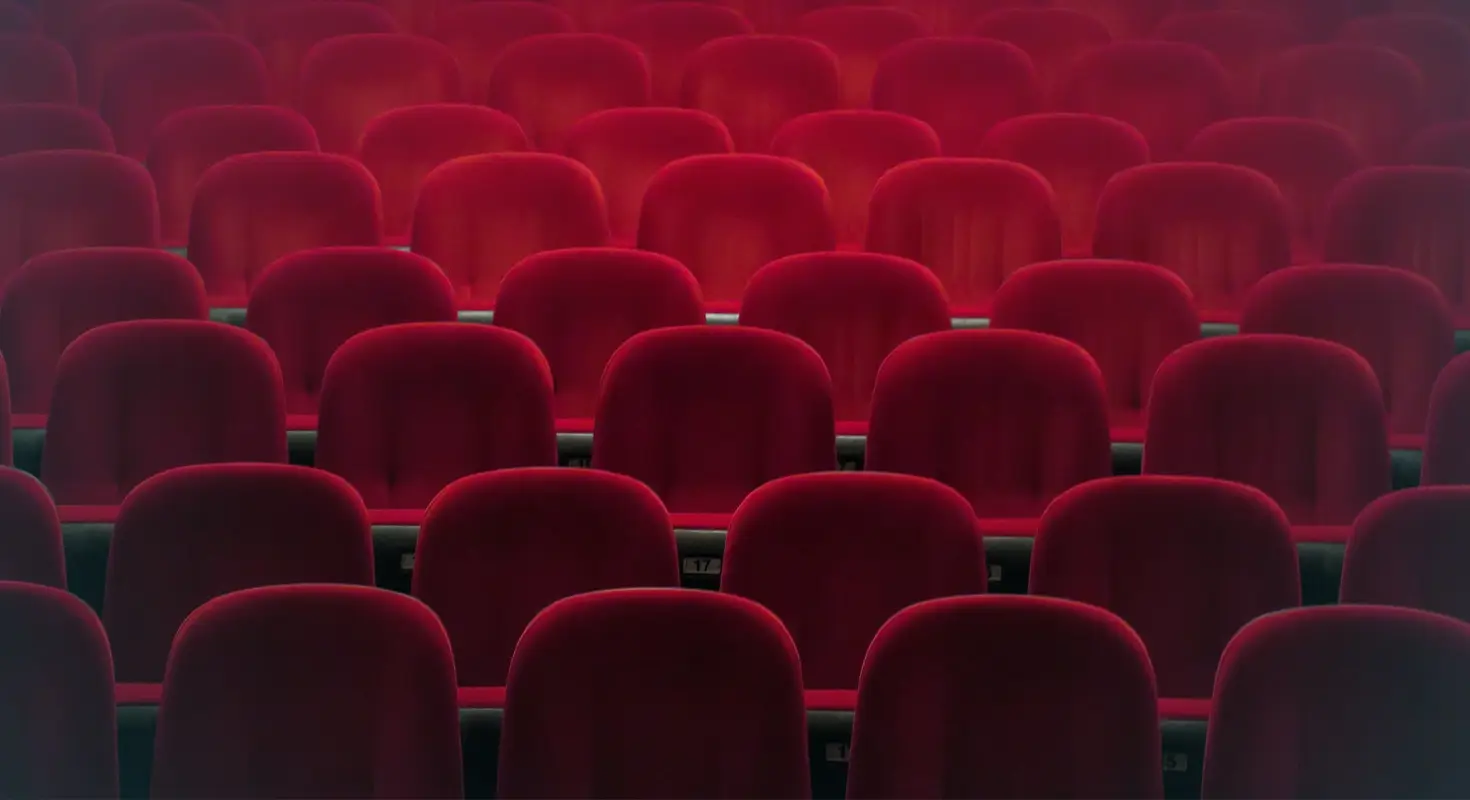 Lege stoelen in theater