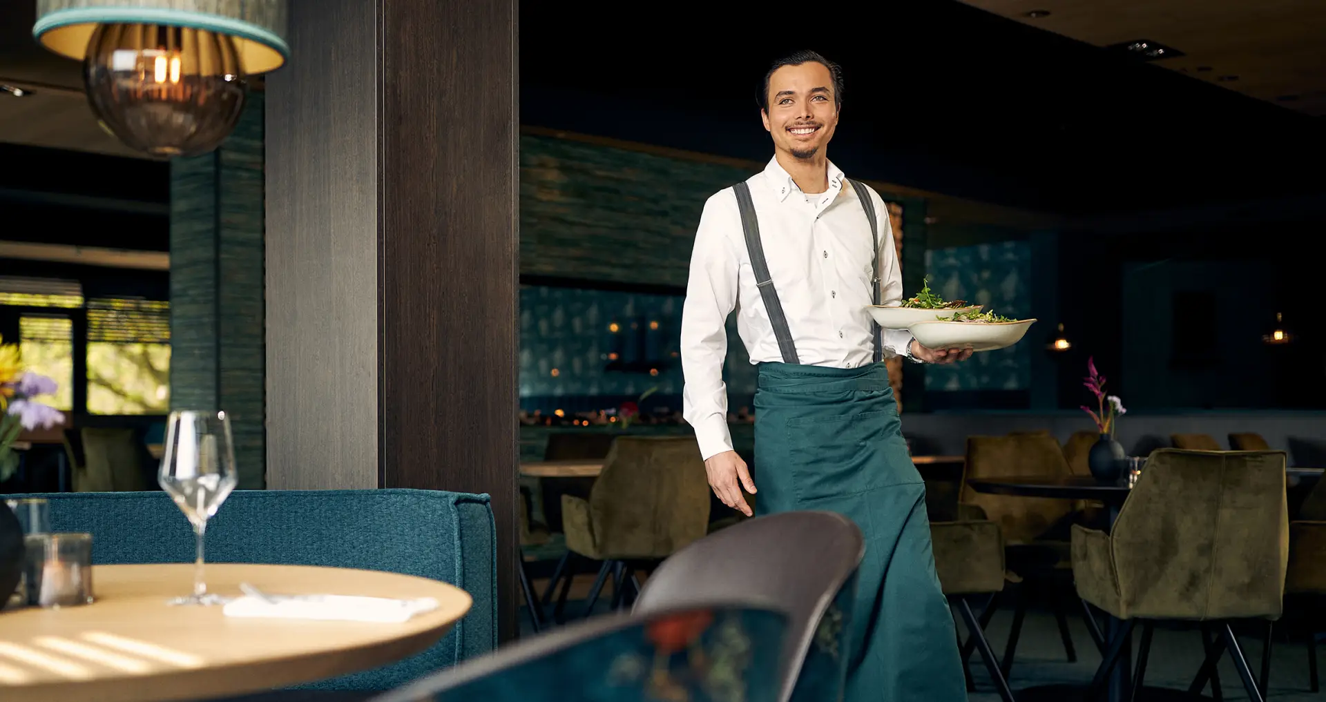 Mannelijke ober met een dienblad in een restaurant