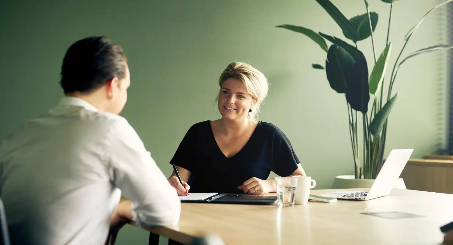 Medewerker HR in gesprek met collega