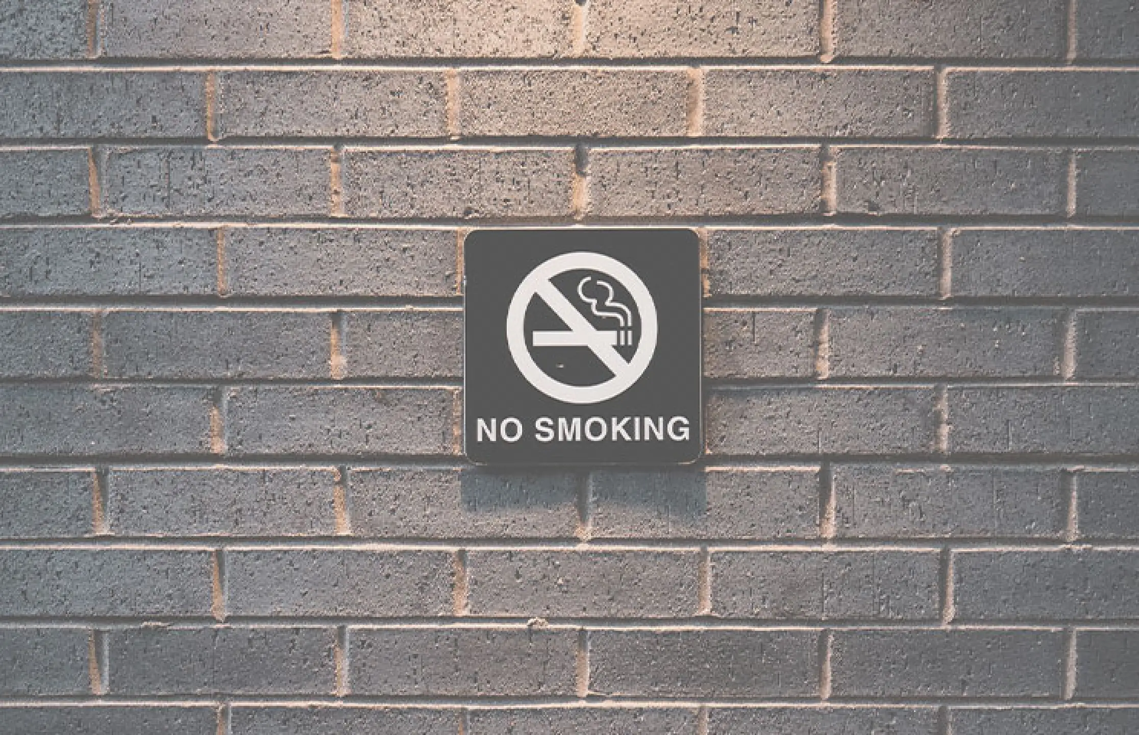 Niet roken bord op een stenen muur