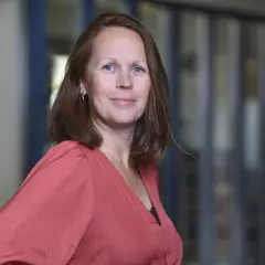 Portretfoto van vrouw met roze shirt Willem de Boer