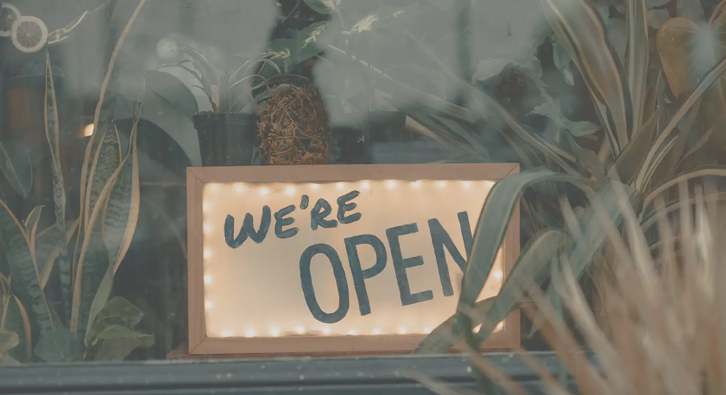 Signing achter het raam van een horecabedrijf om aan te geven dat de zaak open of gesloten is